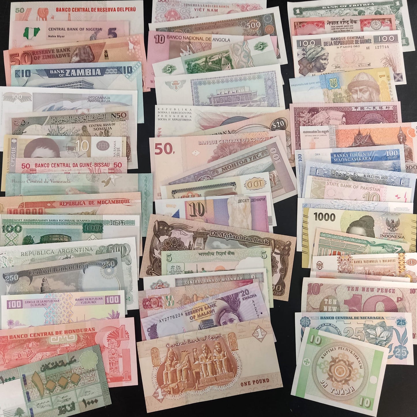 Moneda extranjera - 50 billetes de 50 países diferentes 