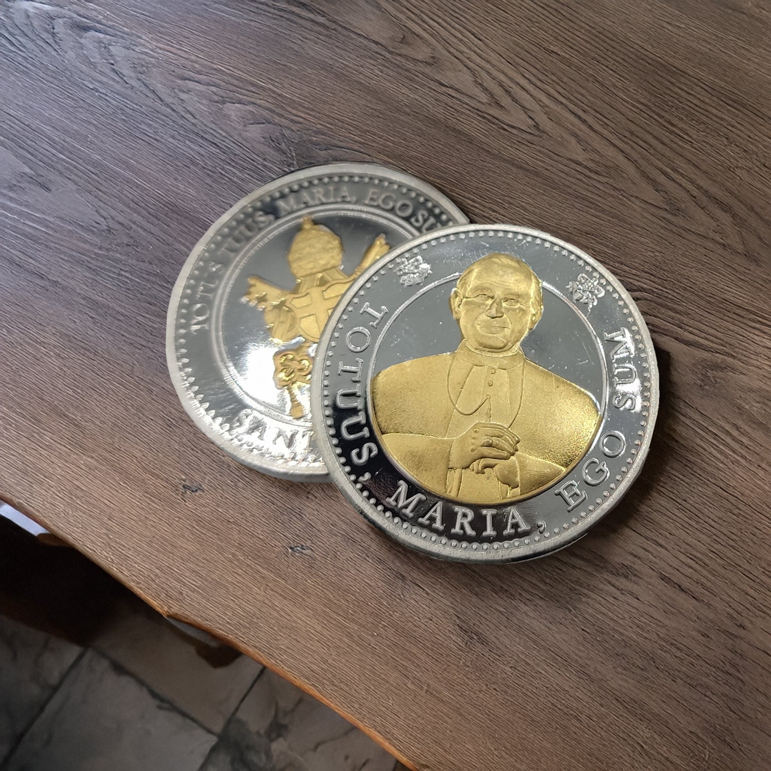 Medalla conmemorativa del Papa Juan Pablo II. Bañada en Plata con aplicación en Oro