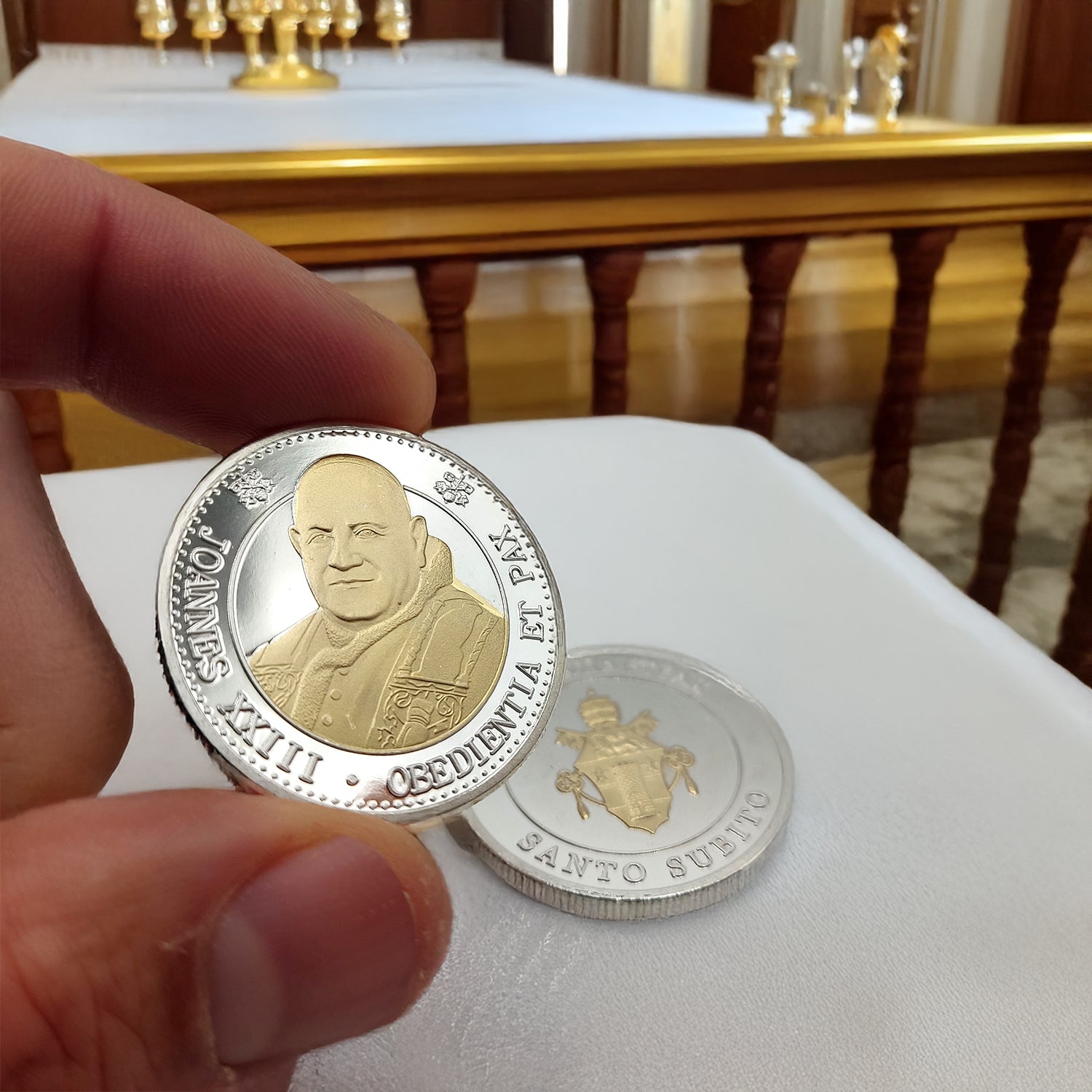 Medalla conmemorativa del Papa Juan XXIII. Bañada en Plata con aplicación en Oro.