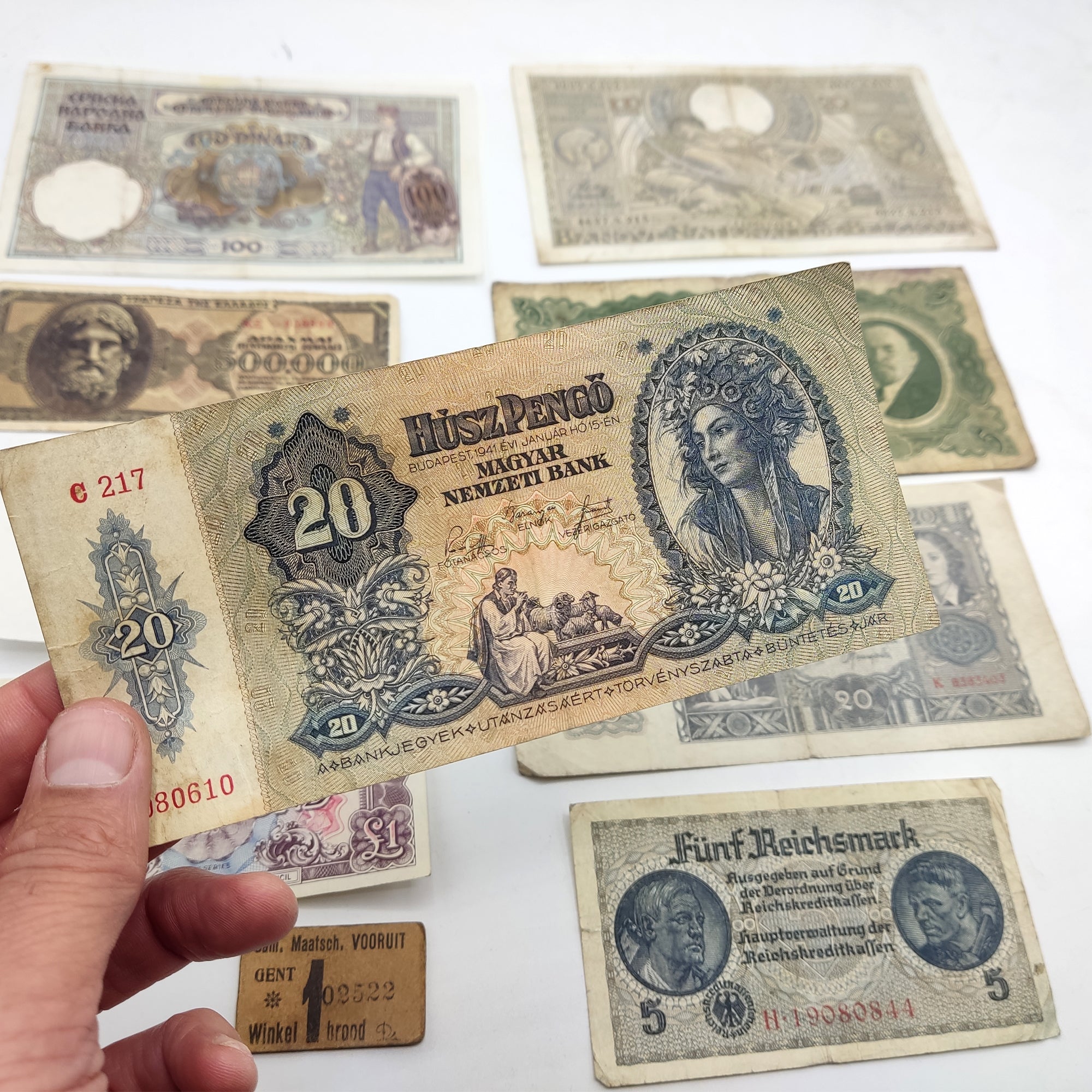 10 im Umlauf befindliche Original-Banknoten aus dem Zweiten Weltkrieg in Europa, mit Echtheitszertifikat