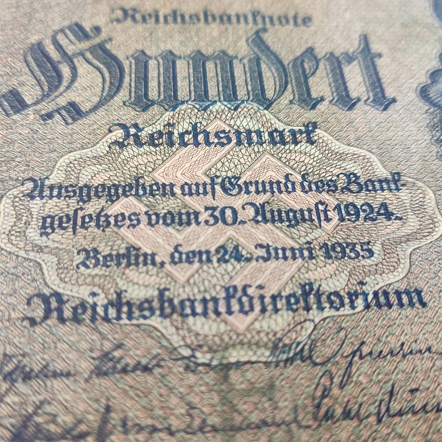 Cuatro billetes de Reichsmark alemán de la Segunda Guerra Mundial con fecha de 1929, 1929, 1933 y 1935. Incluye certificado de autenticidad. 