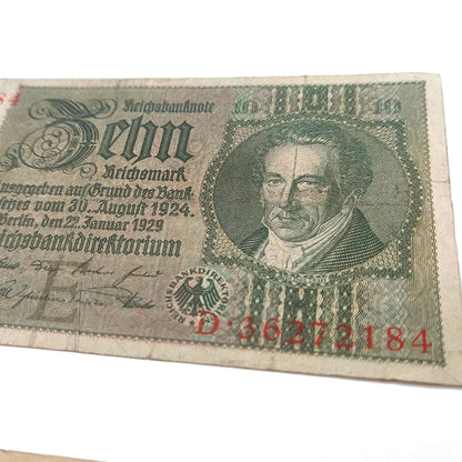 Cuatro billetes de Reichsmark alemán de la Segunda Guerra Mundial con fecha de 1929, 1929, 1933 y 1935. Incluye certificado de autenticidad. 